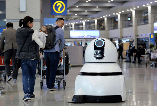 وصول روبوت مذهل يحل مشاكل مسافري المطارات ويرشدهم - تقني نت تكنولوجيا