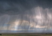 تأثر أجواء سلطنة عمان بأخدود منخفض جوي