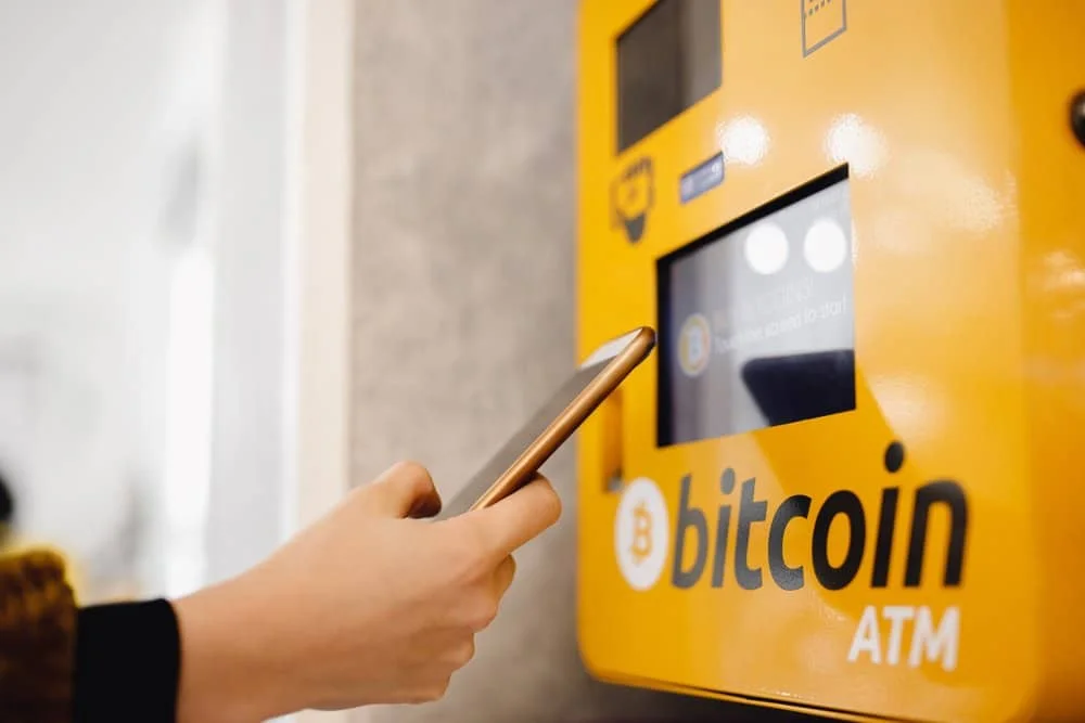 أمريكا بها 33950 ماكينة لصرف العملات الرقمية وكندا 2649