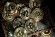 بيتكوين يهبط إلى 101 ألف دولار رغم ارتفاع الأسهم والذهب