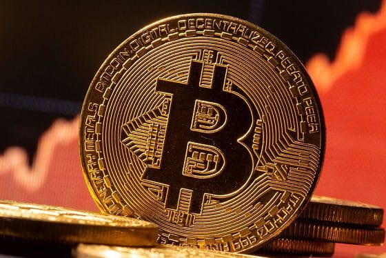 انخفاض البيتكوين دون 82 ألف فما التوقعات لسعر BTC هذا الأسبوع؟