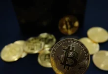 نمط التقاطع الذهبي لبيتكوين يُشير للانخفاض ل 100000 دولار