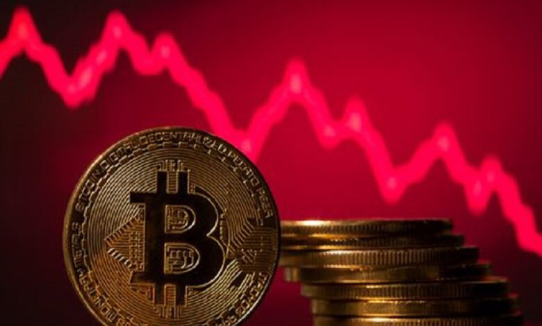 العملات الرقمية تقلص خسائرها والبيتكوين تتماسك عند 65 ألف