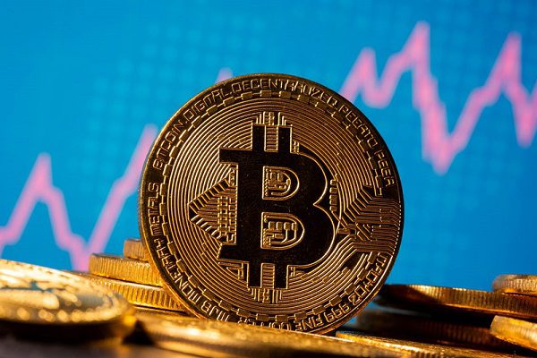 بتكوين تنخفض بقوة دون 70 ألف دولار