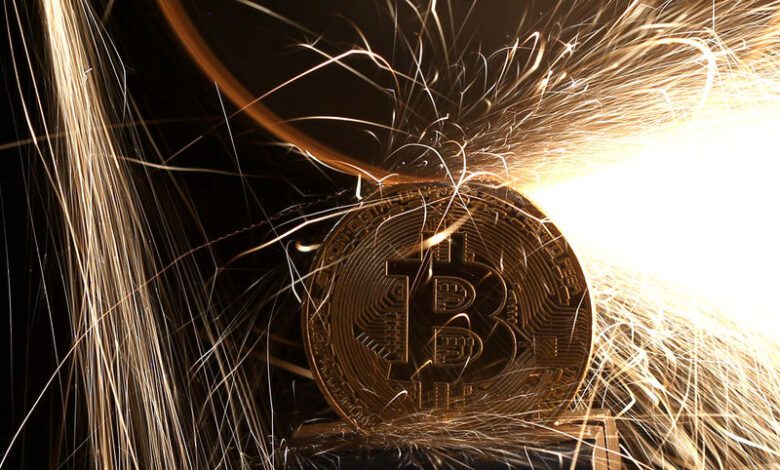 البيتكوين نحو 70 ألف دولار