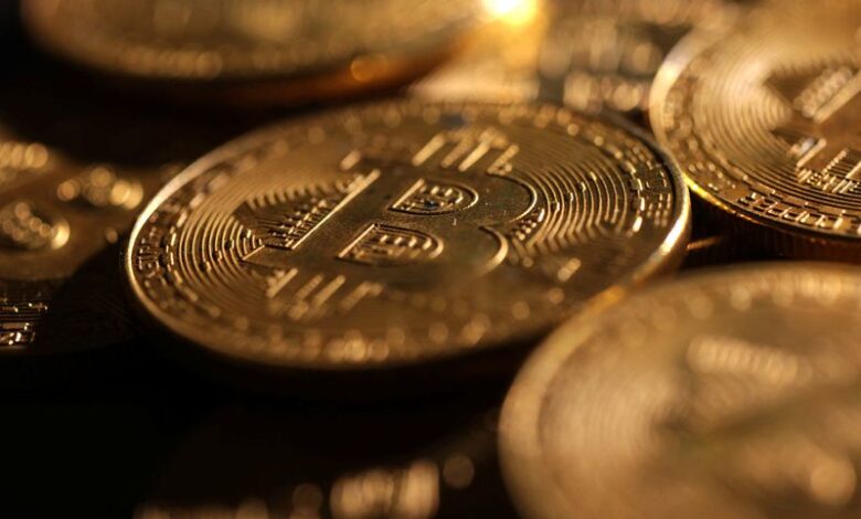 انخفاض أسعار بيتكوين دون 64 ألف دولار