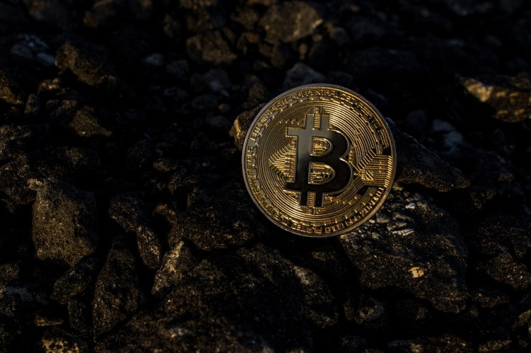 اختبار حاسم للبيتكوين عند 58 ألف دولار 