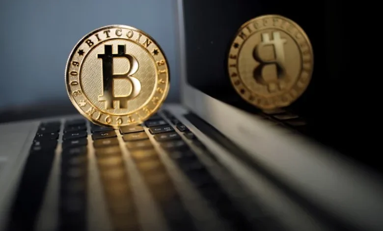 تراجع البيتكوين دون 62 ألف دولار وسط مخاوف أسعار الفائدة وتدفقات ETF