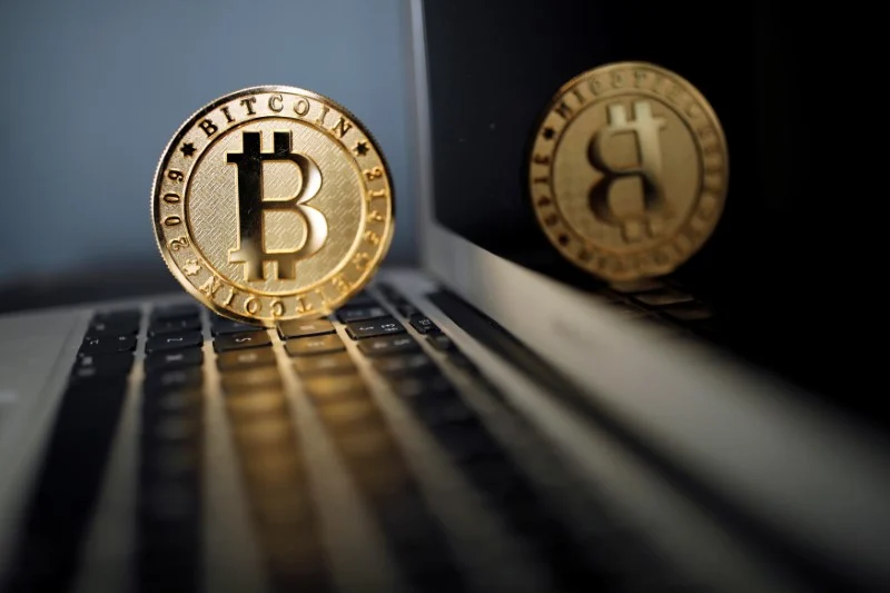 تراجع البيتكوين دون 62 ألف دولار وسط مخاوف أسعار الفائدة وتدفقات ETF