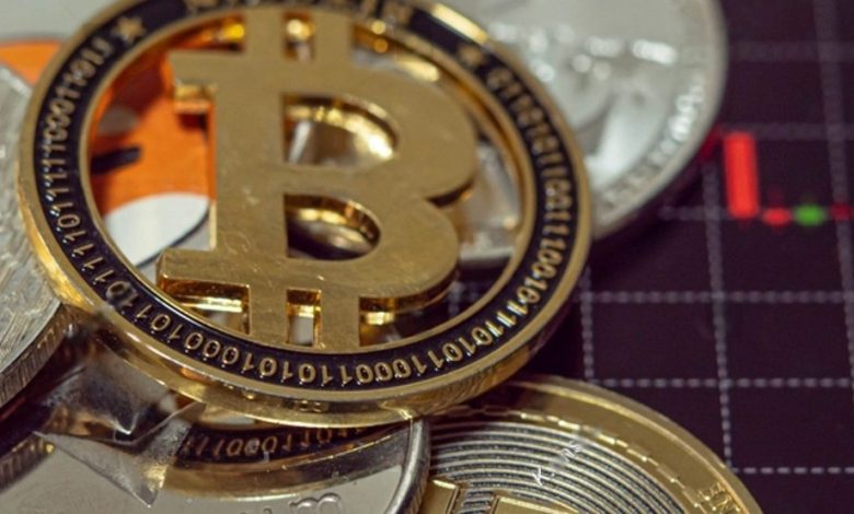 بيتكوين يتعثر قرب 63,400 دولار رغم تفوق تدفقات صناديق ETF