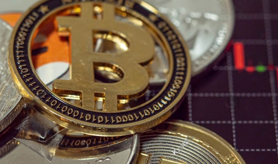 بيتكوين يتعثر قرب 63,400 دولار رغم تفوق تدفقات صناديق ETF